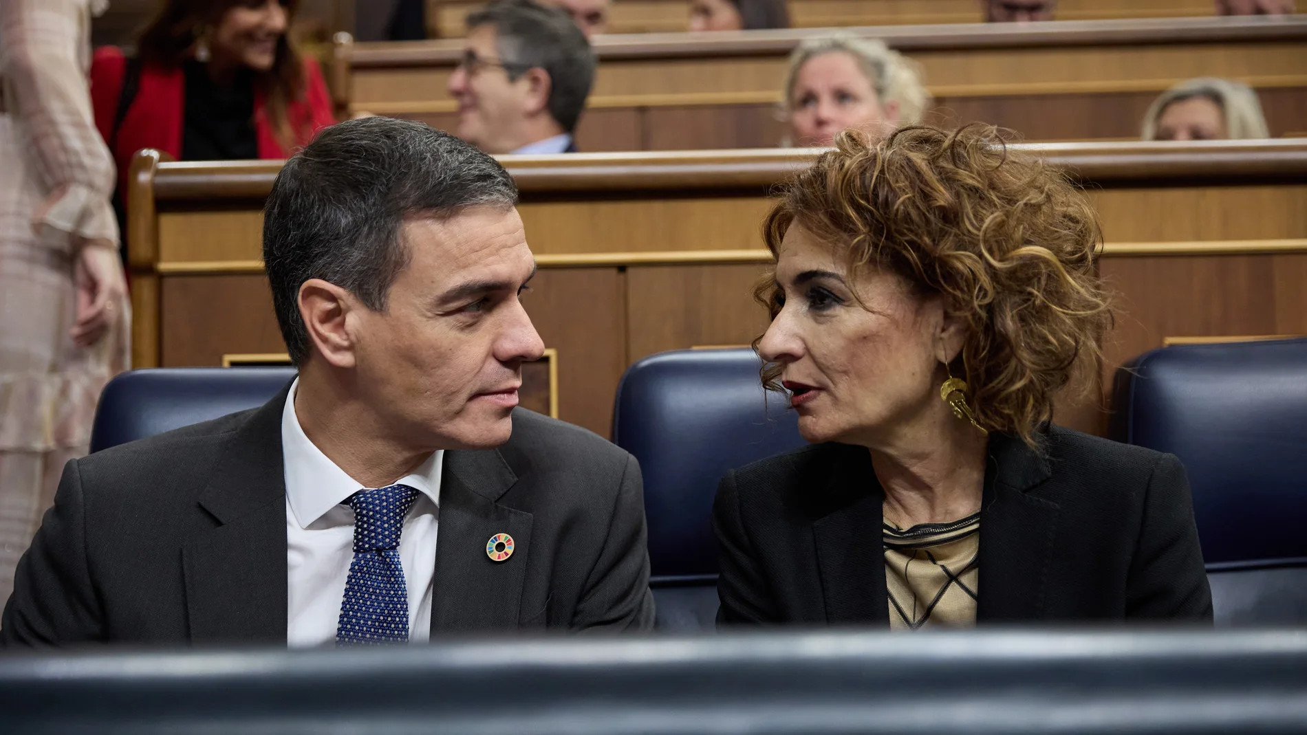 El presidente del Gobierno, Pedro Sánchez y la vicepresidenta primera y ministra de Hacienda, María Jesús Montero, durante una sesión de control al Gobierno, en el Congreso de los Diputados, a 18 de diciembre de 2024, en Madrid (España). Durante la sesión de control, el PP se centra en los escándalos judiciales que afectan al Ejecutivo como la esposa del presidente del Gobierno o el ‘caso Koldo’. Mientras se desarolla la sesión plenaria en el Congreso, la esposa del presidente acude a declara...