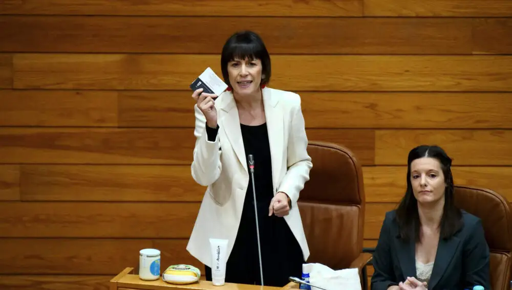 Pontón, enseñando productos locales en el Parlamento.