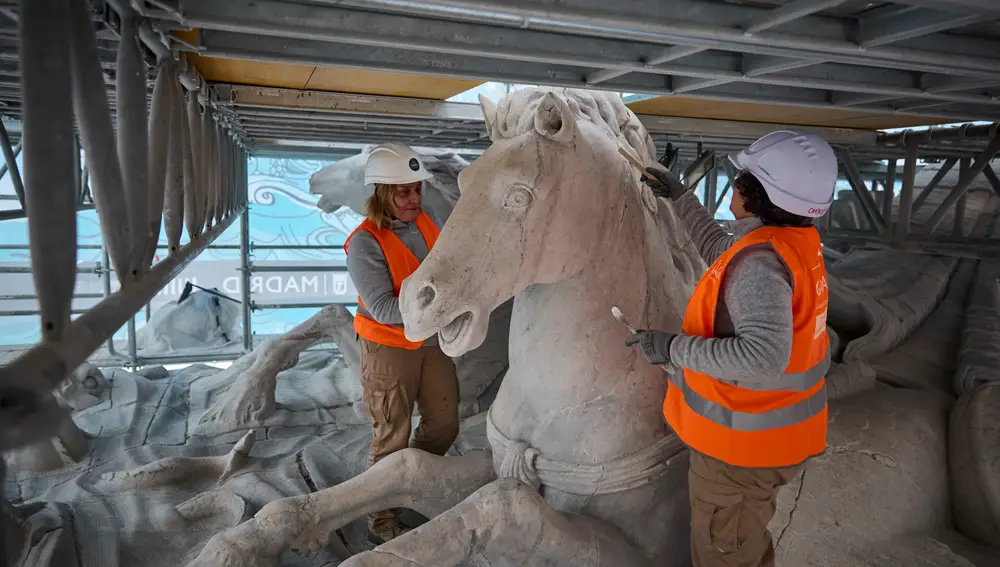 Obras de rehabilitación y restauración de la Fuente madrileña de Neptuno. © Alberto R. Roldán / Diario La Razó