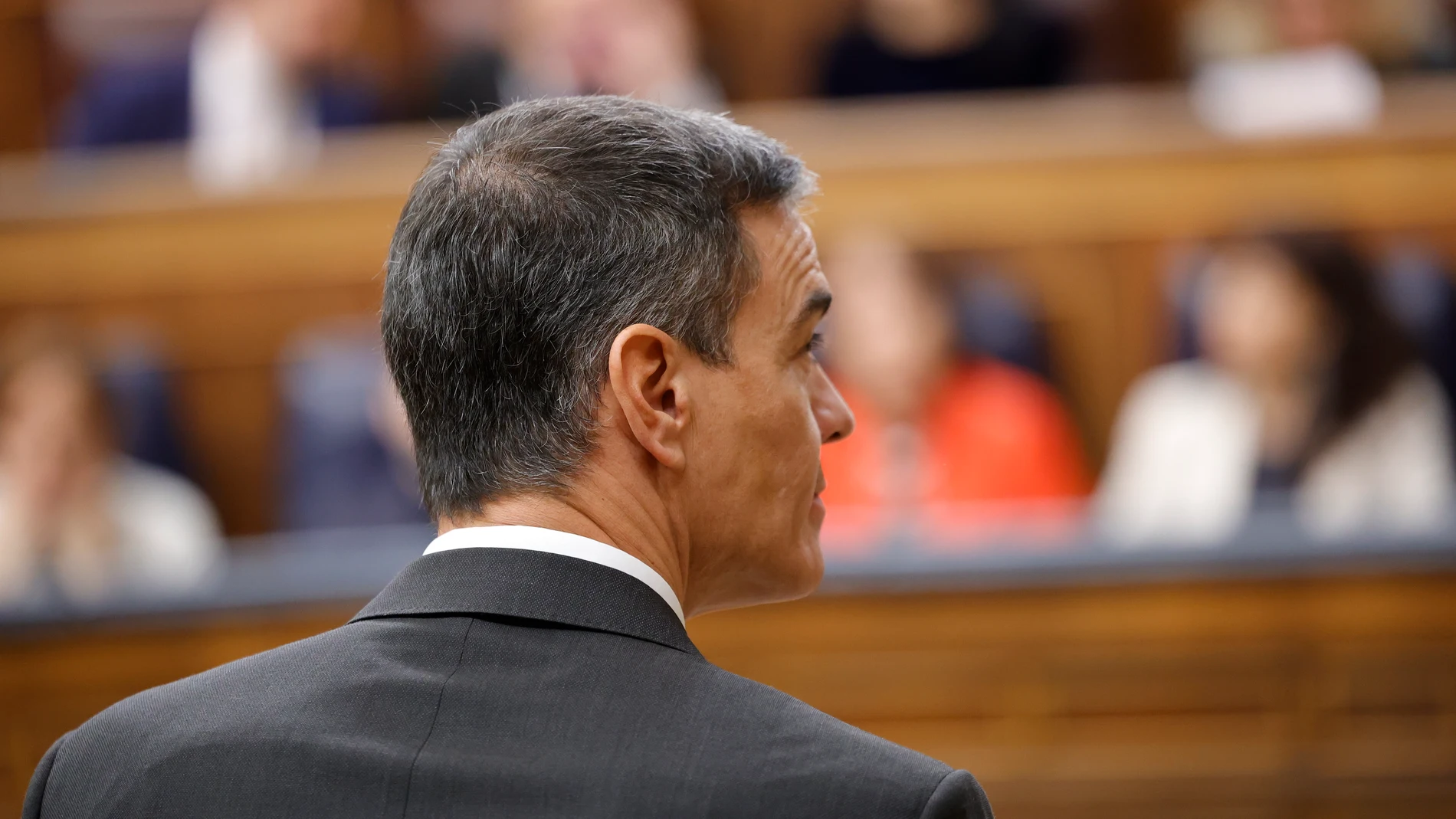El presidente del Gobierno, Pedro Sánchez, durante una sesión de control al Gobierno, en el Congreso de los Diputados, a 18 de diciembre de 2024, en Madrid (España). Durante la sesión de control, el PP se centra en los escándalos judiciales que afectan al Ejecutivo como la esposa del presidente del Gobierno o el ‘caso Koldo’. Mientras se desarolla la sesión plenaria en el Congreso, la esposa del presidente acude a declarar ante el juez Peinado que la investiga por tráfico de influencias y cor...