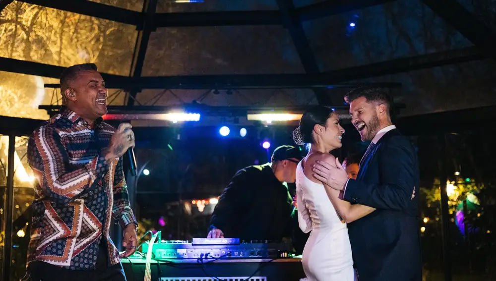 Los novios durante la actuación de Henry Méndez