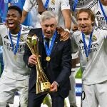 Ancelotti, junto a Vinicius, levanta el trofeo de la Intercontinental