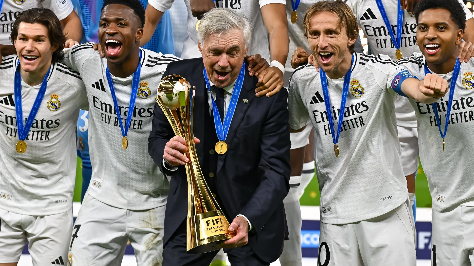 Ancelotti, junto a Vinicius, levanta el trofeo de la Intercontinental