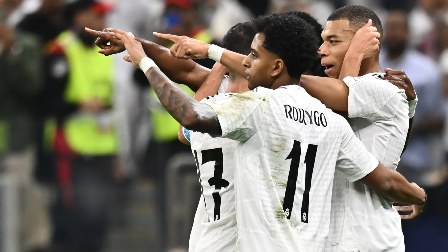 FOTODELDÍA Doha (Qatar), 18/12/2024. - El delantero francés del Real Madrid Kylian Mbappé (d), celebra con sus compañeros de equipo tras anotar en el partido final de la Copa Intercontinental de la FIFA 2024 entre el Real Madrid y el Pachuca en Lusail, Qatar,este miércoles. EFE/ Noushad Thekkayil