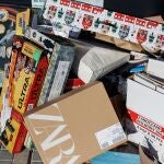 Contenedores de papel y cartón repletos de envoltorios de regalos, a 25 de diciembre de 2023, en Madrid (España)