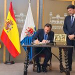 El ministro de Transportes, Óscar Puente, con el alcalde de Alicante, Luis Barcala, en el Ayuntmiento de Alicante