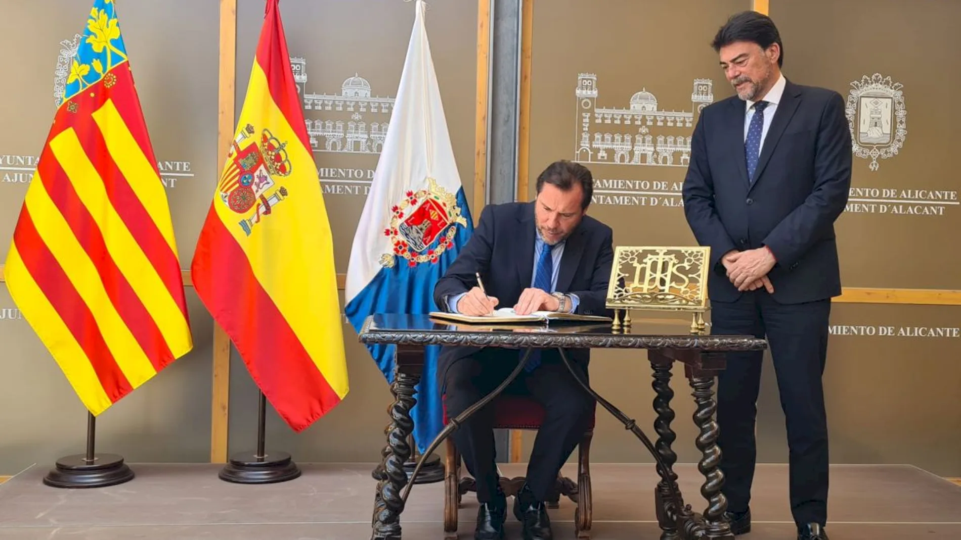El ministro de Transportes, Óscar Puente, con el alcalde de Alicante, Luis Barcala, en el Ayuntmiento de Alicante