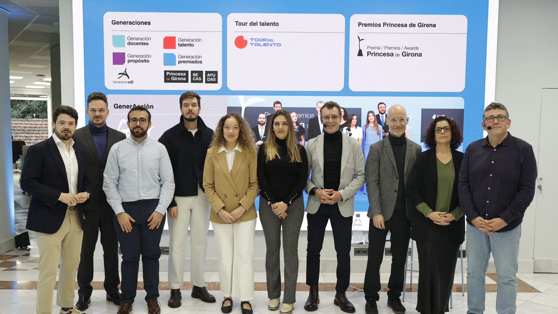 El presidente de la Fundación Princesa de Girona, Salvador Tasqué, junto a algunos de los participantes en el Plan Especial de Intervención para jóvenes de Valencia.