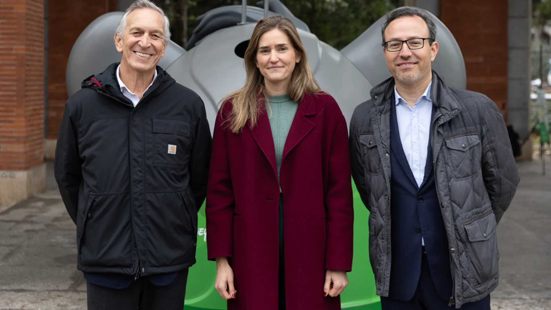 De izquierda a derecha: José Manuel Núñez-Lagos director general de Ecovidrio; Sara Aagesen, Vicepresidenta Tercera del Gobierno y Ministra para la Transición Ecológica y el Reto Demográfico; y Tiago Santos, director general de Disney Destinations para España y Portugal.