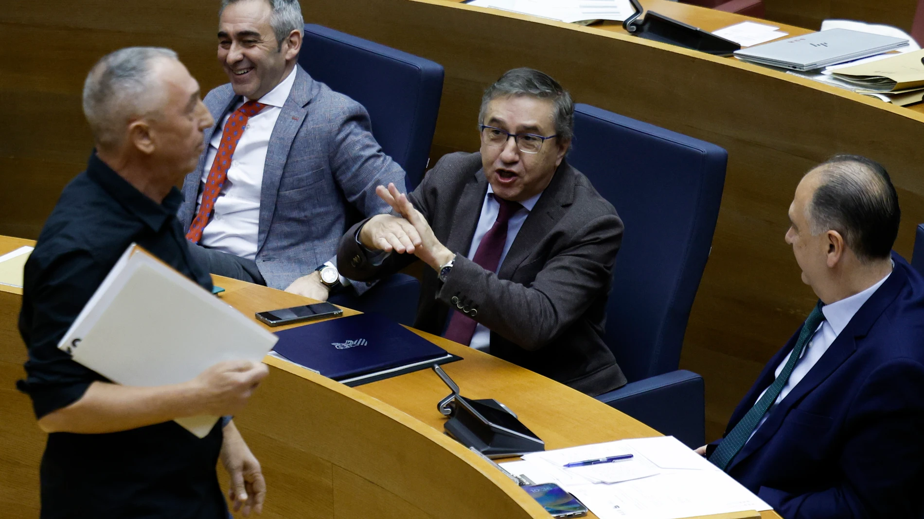 VALENCIA, 19/12/2024.- El conseller de Educación, José Antonio Rovira (c), realiza un gesto en presencia del portavoz del grupo parlamentario de Compromis, Joan Baldoví (i), tras su intervención en Les Corts Valencianes donde el president de la Generalitat, Carlos Mazón, responde a preguntas de los grupos parlamentarios sobre por qué no ha dimitido tras la dana que arrasó parte de la provincia de Valencia el 29 de octubre y sobre lo logrado en la Conferencia de Presidentes del pasado viernes....