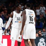 Garuba y Ndiaye celebran una canasta del Real Madrid