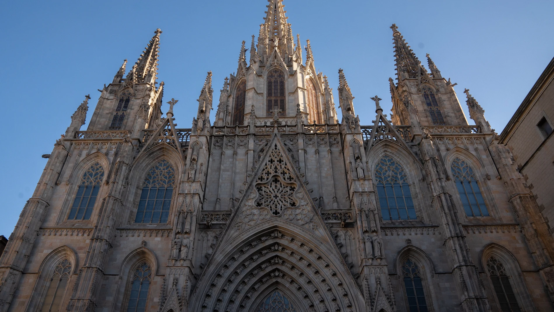 Fachada de la Catedral de Barcelona, a 19 de diciembre de 2024, en Barcelona, Catalunya (España). La archidiócesis de Barcelona es una circunscripción eclesiástica de la Iglesia católica en España. Se trata de una archidiócesis latina, sede metropolitana de la provincia de Barcelona. Desde el 6 de noviembre de 2015 su arzobispo es el cardenal Juan José Omella. 19 DICIEMBRE 2024;CATALUÑA;ARZOBISPADO;CATEDRAL;IGLESIA;ARCHIDIÓCESIS; David Zorrakino / Europa Press 19/12/2024