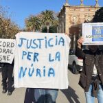 Los funcionarios de prisiones dan 50 veces la vuelta al Parlament catalán en protesta por las agresiones de los presos
