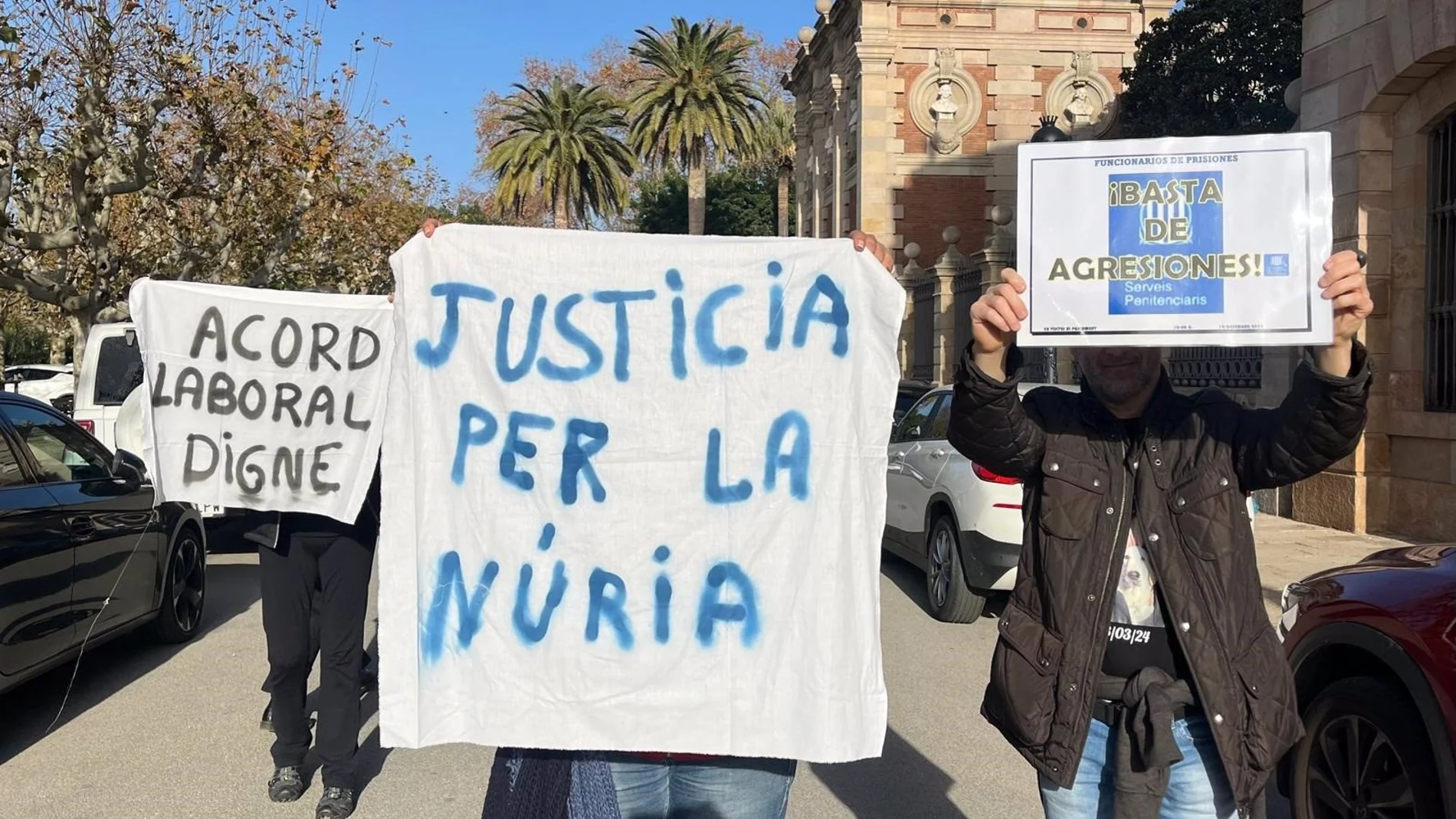 Los funcionarios de prisiones dan 50 veces la vuelta al Parlament catalán en protesta por las agresiones de los presos