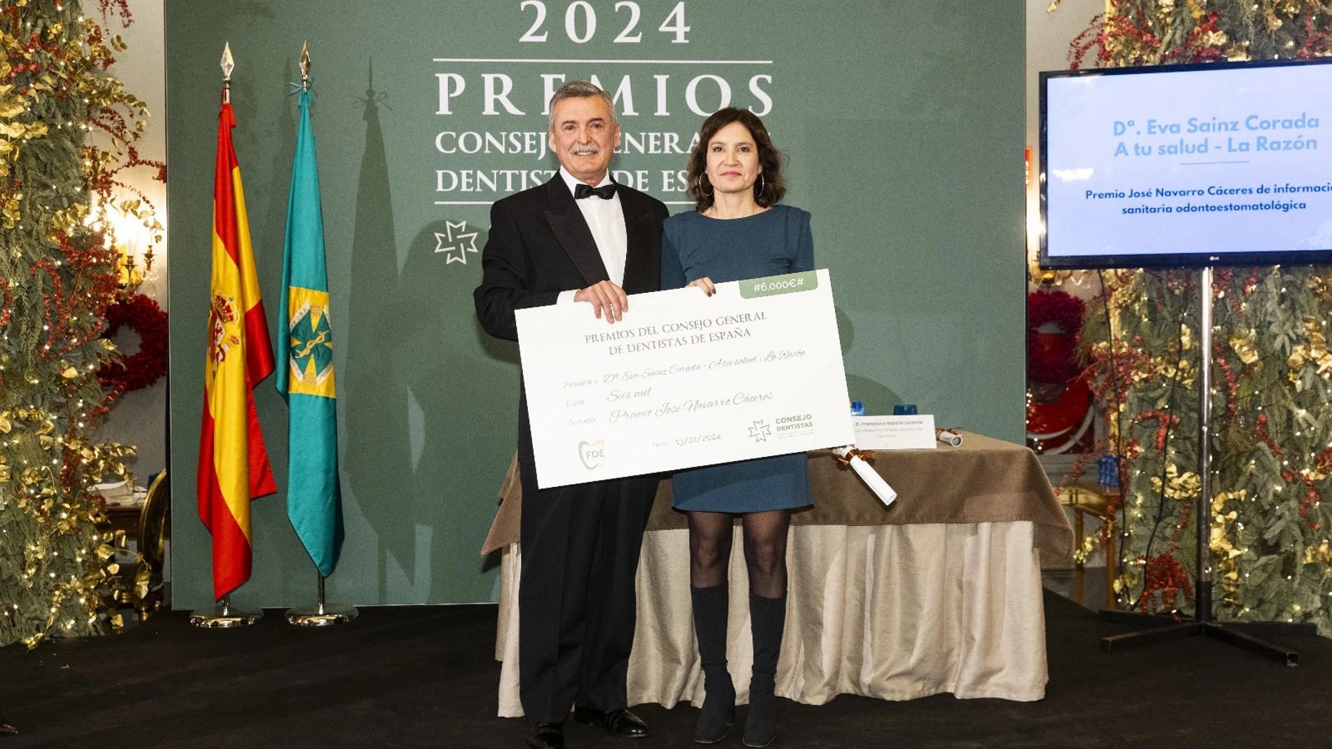 Eva S. Corada recoge el premio de manos de Francisco García Lorente