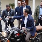 Conrado Íscar se sube a una moto durante la presentación del libro, en presencia de su autor, Santiago Hidalgo; de Juan Carlos Ruiz, presidente de Motauros; o del el alcalde de Tordesillas, Miguel Ángel Oliveira