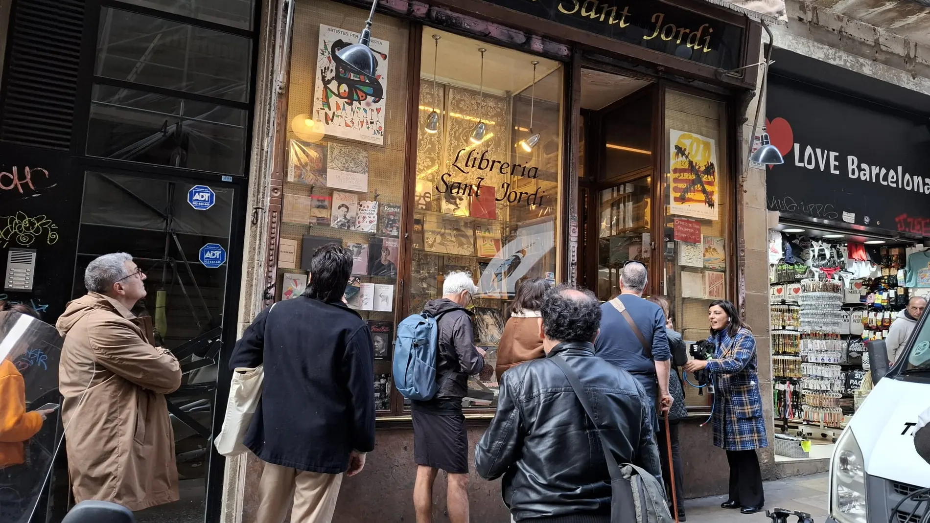 Los barceloneses hacen cola para salvar a la Llibreria Sant Jordi