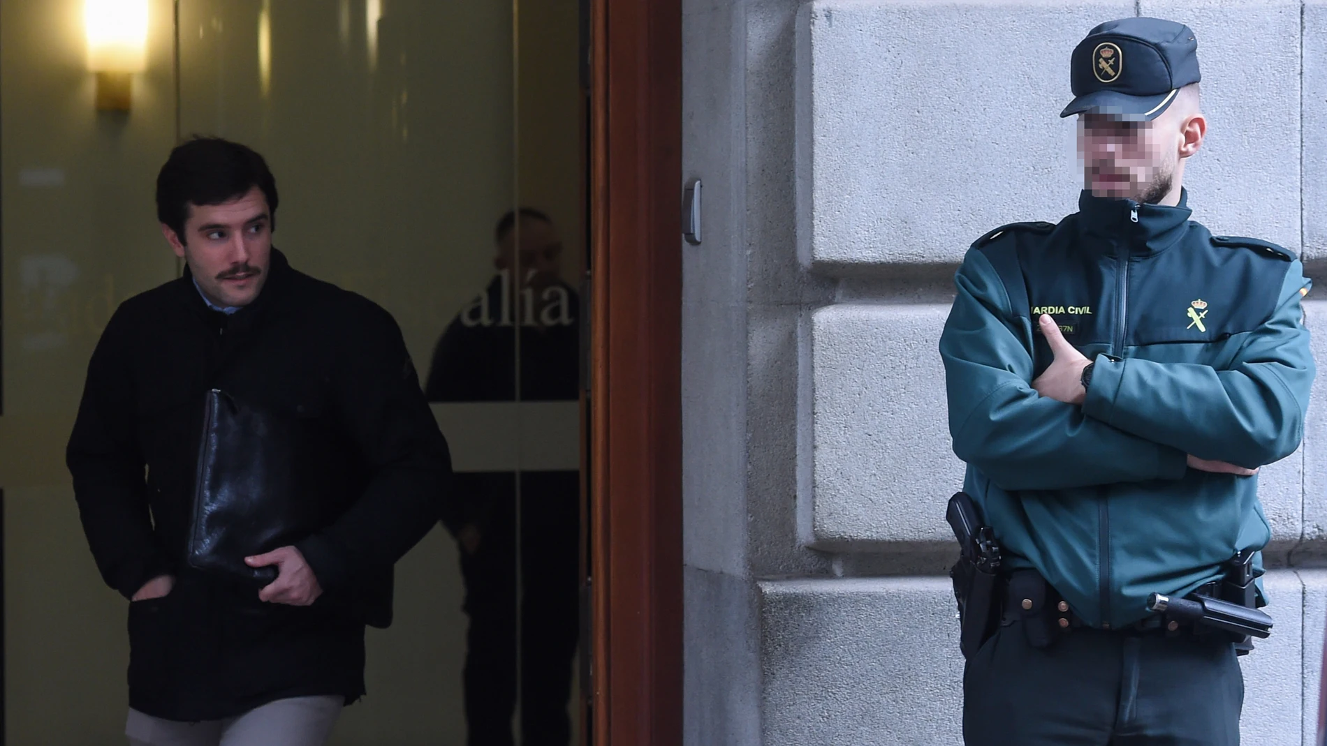 El abogado de José Luis Ábalos, José Aníbal, a su salida de la Fiscalía General tras presentar Ábalos una denuncia contra la Guardia Civil, a 19 de diciembre de 2024, en Madrid (España). José Luis Ábalos ha presentado en la Fiscalía General del Estado una denuncia contra la Guardia Civil por "interceptación de correspondencia privada" a un aforado. El exministro pone de manifiesto en el escrito que los cuerpos del GAR y de la UCO montaron un dispositivo en su casa y siguieron a Joseba García ...
