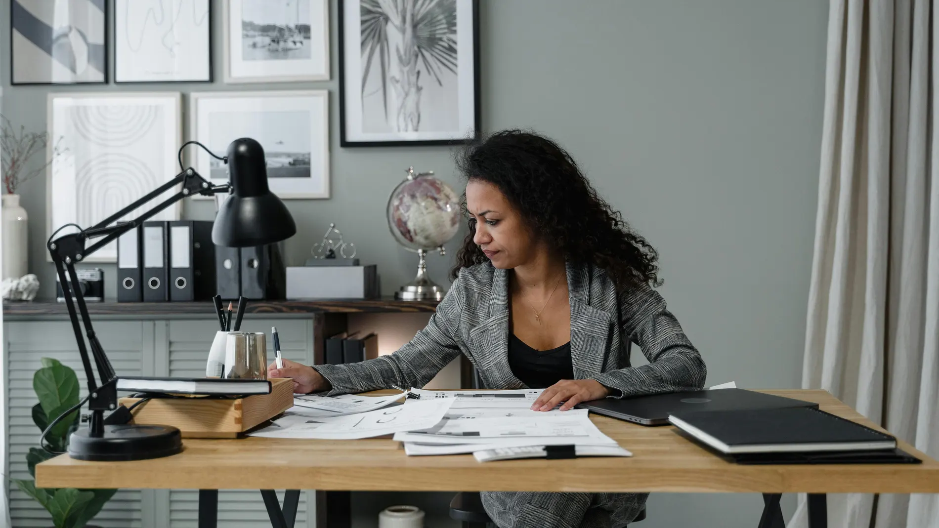 Persona revisando su nómina