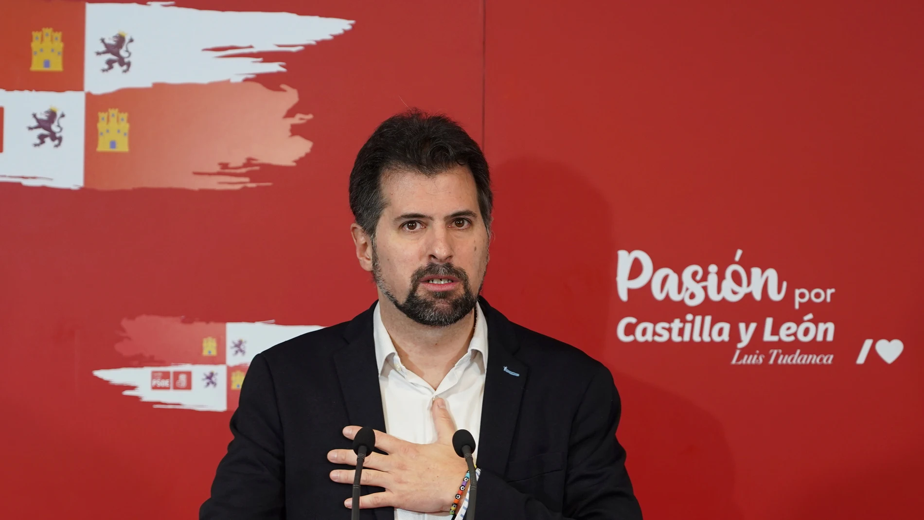 Luis Tudanca atiende a los periodistas durante la tradicional recepción navideña del PSOE de Castilla y León