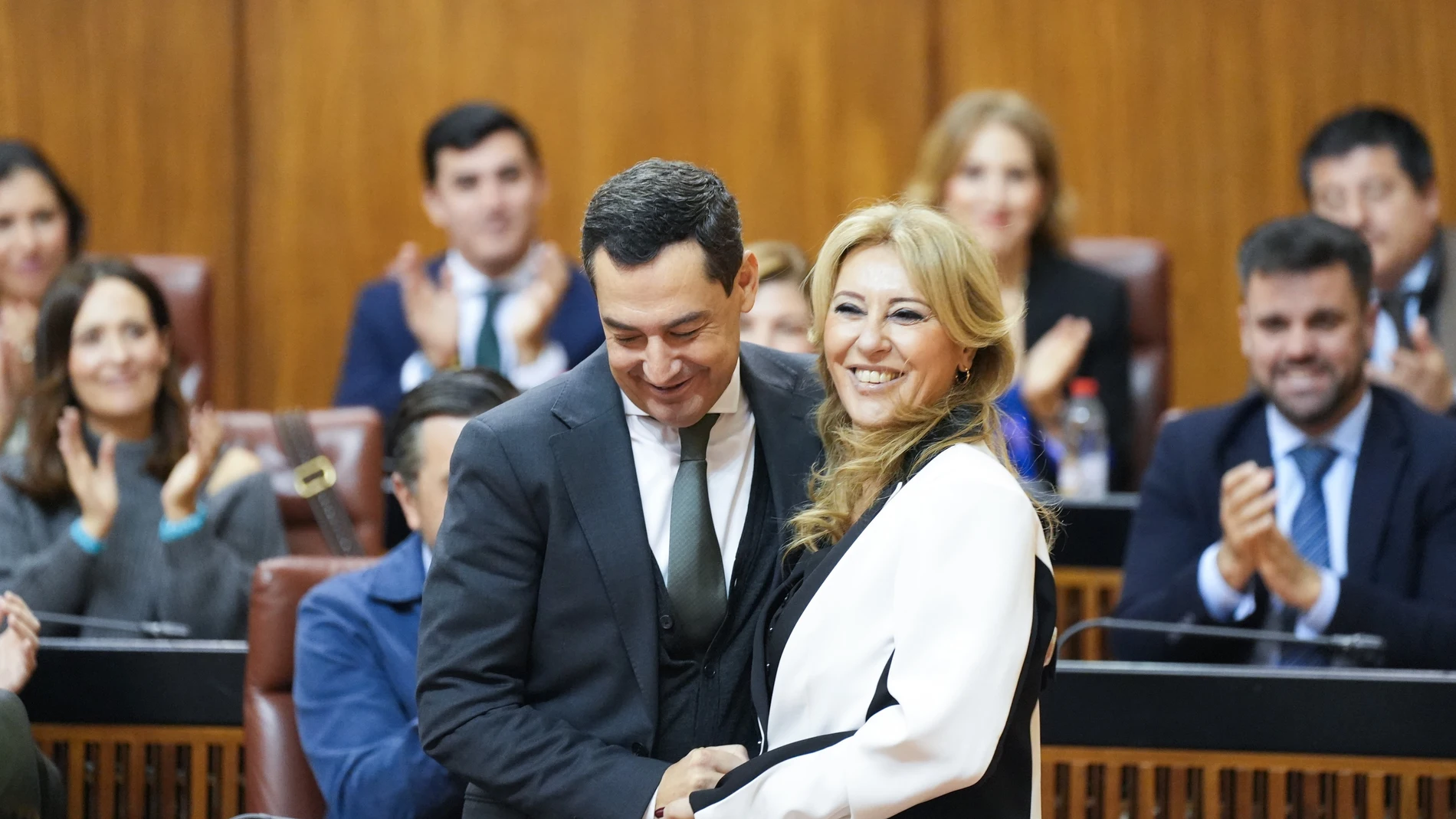 El presidente de la Junta, Juanma Moreno, y la consejera de Economía y Hacienda, Carolina España, en el Parlamento andaluz