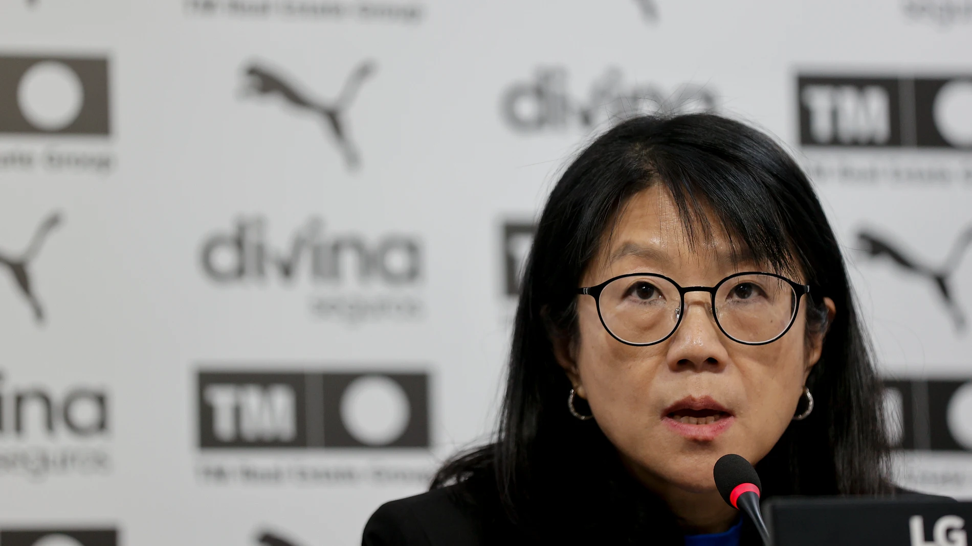 La presidenta del Valencia, Layhoon Chan, durante la rueda de prensa tras la junta de accionistas