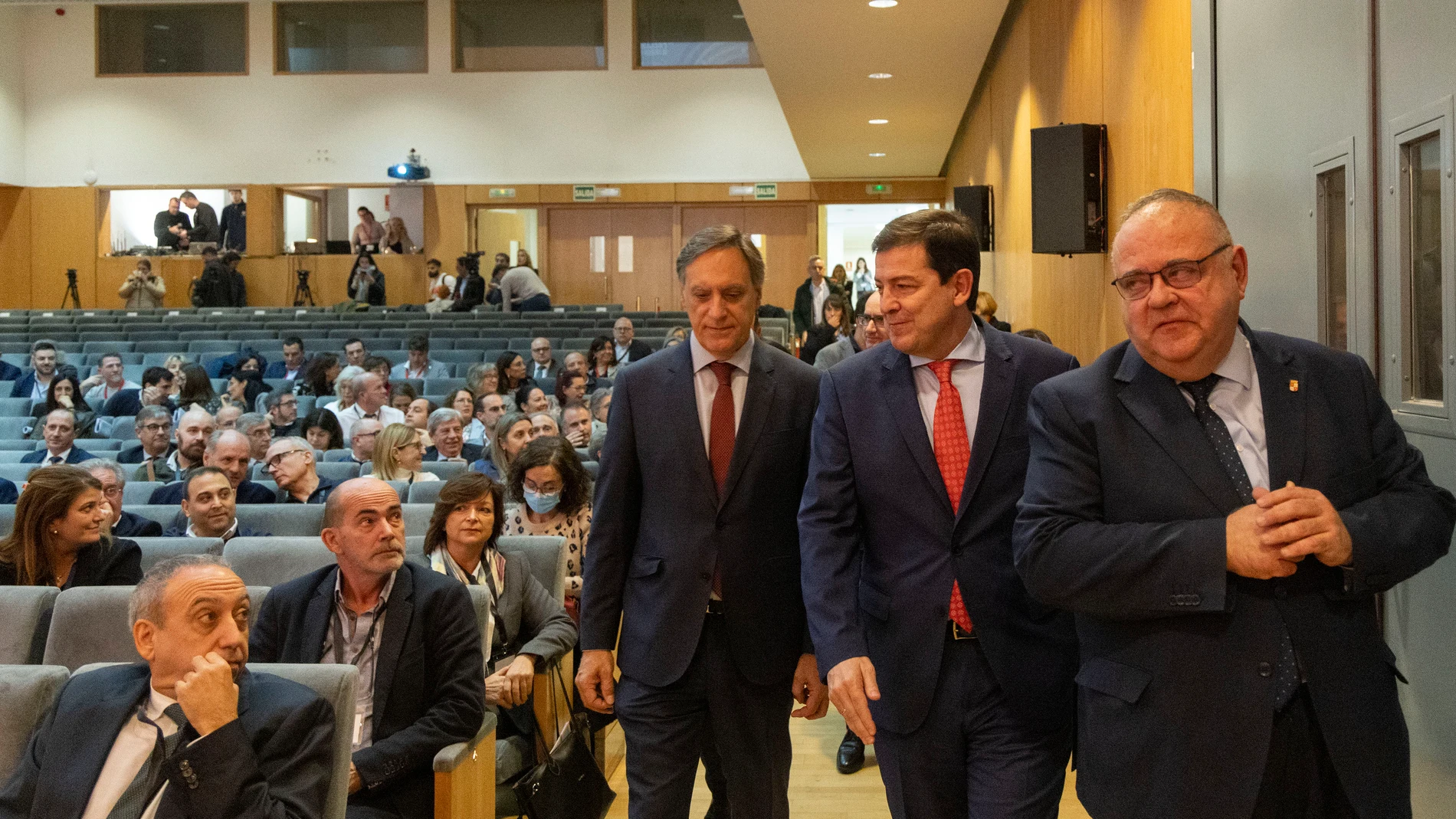 Mañueco, a su llegada al Palacio de Congresos y Exposiciones de Salamanca para presentar el Plan Estratégico junto a Carbayo y Vázquez