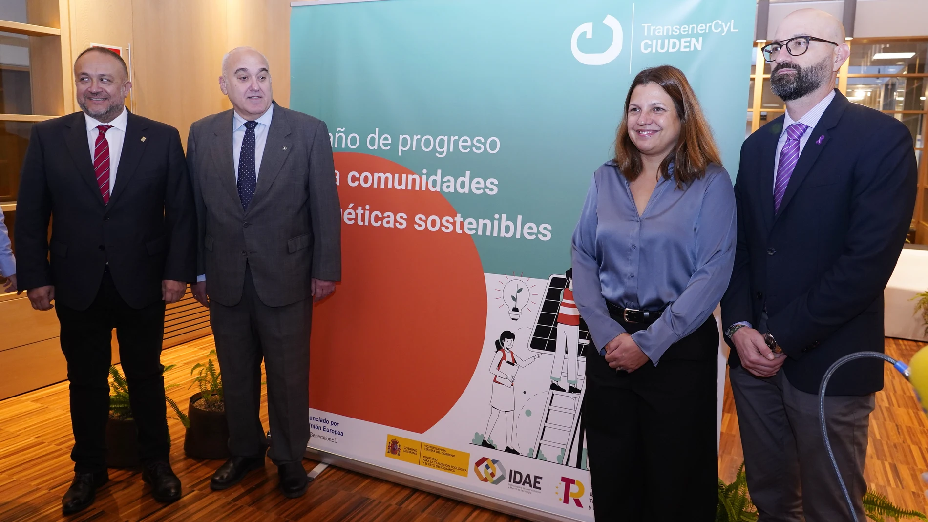 Gerardo Álvarez Courel, Javier Quiñones, Yasodhara López y Héctor Alaiz durante la presentación de los datos