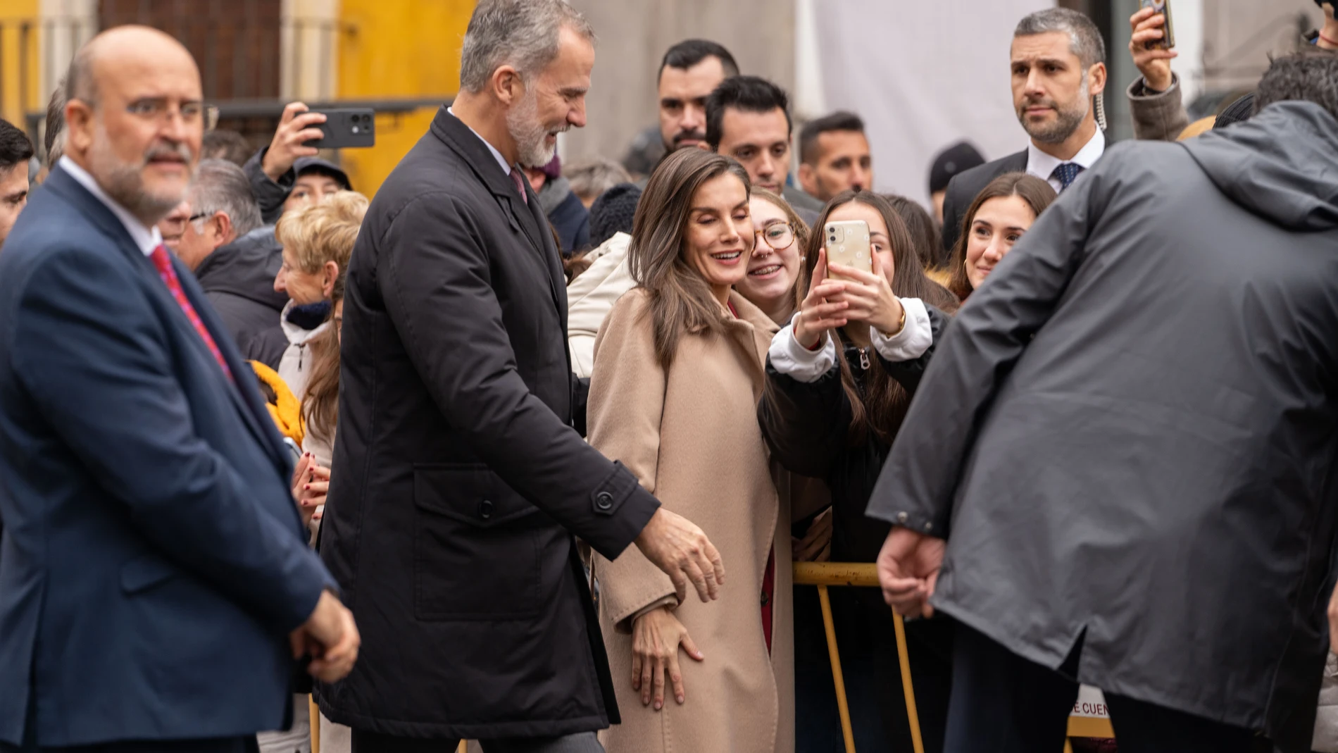 Los Reyes, Felipe VI y Letizia durante la inauguración del nuevo Hospital Universitario de Cuenca, a 19 de diciembre de 2024, en Cuenca, Castilla-La Mancha (España). El nuevo hospital cuenta con nueva tecnología y una cartera de servicios más amplia, además de más camas hospitalarias o más quirófanos. El nuevo complejo hospitalario de Cuenca se divide en cuatro grandes bloques: quirúrgico, hospitalización, consultas y servicios generales y dispondrá de 508 camas de hospitalización, frente a l...