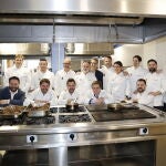 José Luis Martínez Almeida, alcalde de Madrid, Javier López, director de Provacuno, y los chefs que han preparado la comida solidaria celebrada de la Escuela de Hostelería del Sur de la Fundación José María de Llanos en la posan en la cocina del centro 