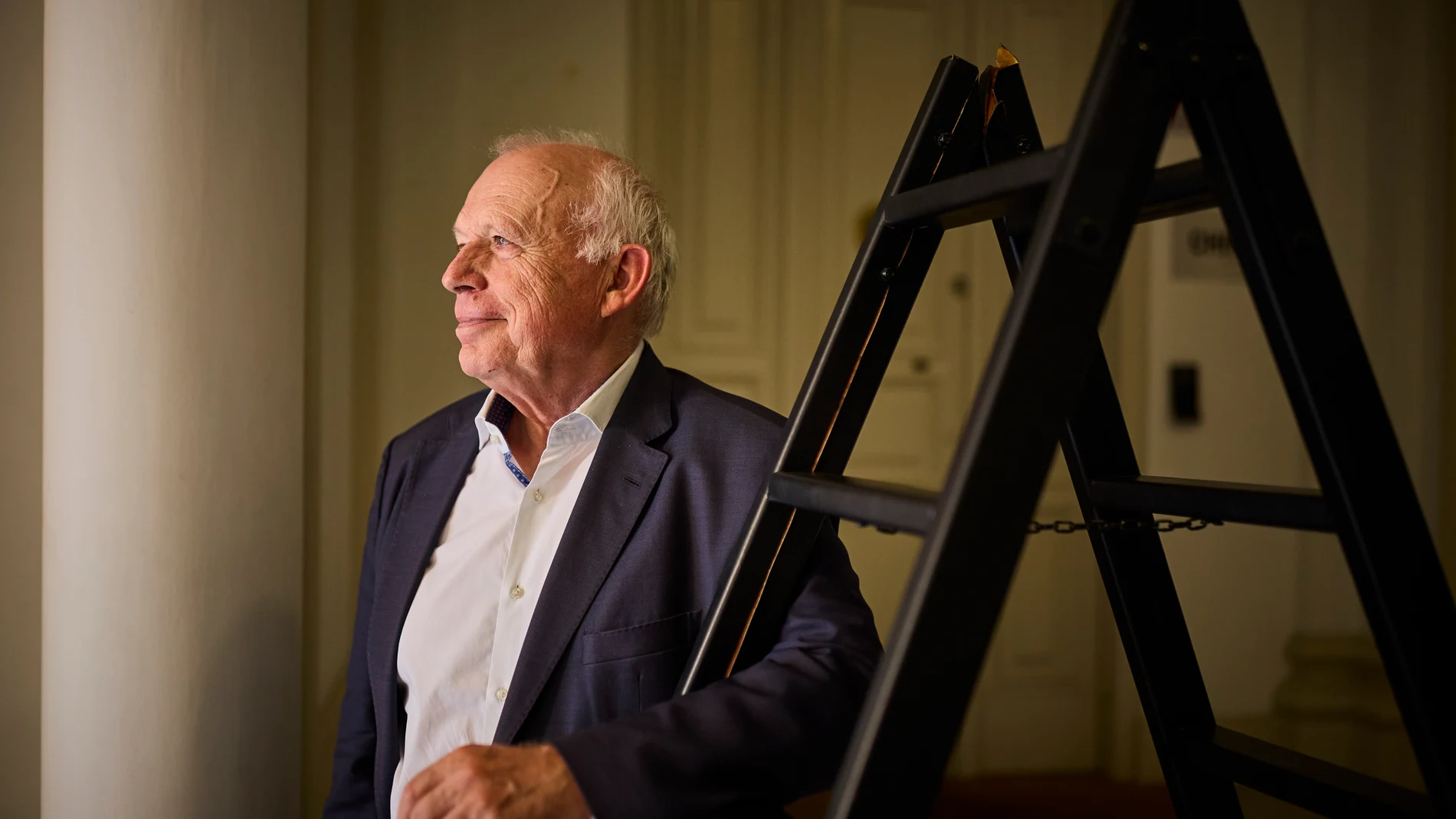 Entrevista con Dominique Roques, sourcer, consultor independiente y autor de “El Buscador de Esencias”. lleva más de tres décadas recorriendo el mundo en busca de materias primas con las que enriquecer a la perfumería. © Alberto R. Roldán / Diario La Razón. 03 10 2024