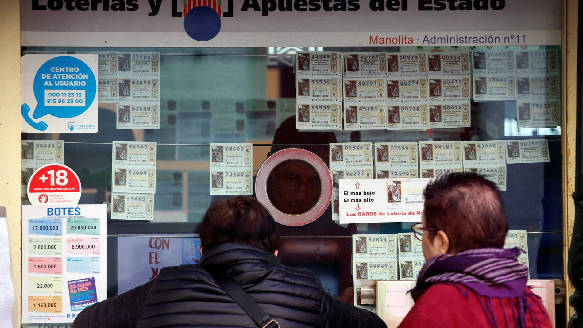 Varias personas compran décimos de la Lotería de Navidad. A 19 de diciembre de 2024, en Málaga (Andalucía, España). El Sorteo Extraordinario de la Lotería de Navidad 2024, que dará comienzo a las 9:00 de la mañana del domingo 22 de diciembre en el Teatro Real de Madrid, repartirá premios que pueden alcanzar hasta 400.000 euros por décimo en el caso de 'El Gordo'. 19 DICIEMBRE 2024 Álex Zea / Europa Press 19/12/2024