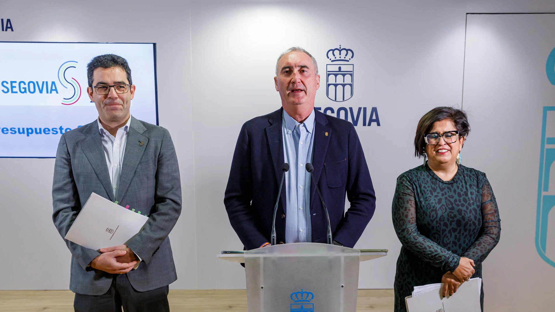 El alcalde de Segovia, José Mazarías, acompañado por la concejala de Hacienda, Contratación y Fondos Europeos, Rosalía Serrano, y el concejal de Obras y Servicios, José Luis Horcajo, presenta el borrador de presupuestos del Ayuntamiento de Segovia para 2025