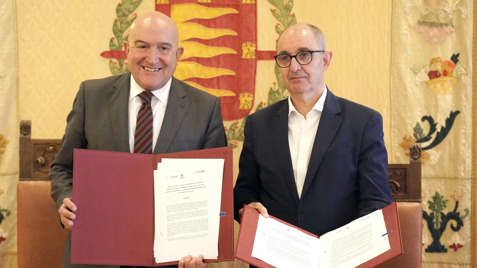 Jesús Julio Carnero y Pedro Pisonero durante la firma del convenio