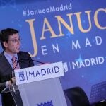 Almeida subraya "el compromiso" del Ayuntamiento con la comunidad judía durante la celebración de la Janucá