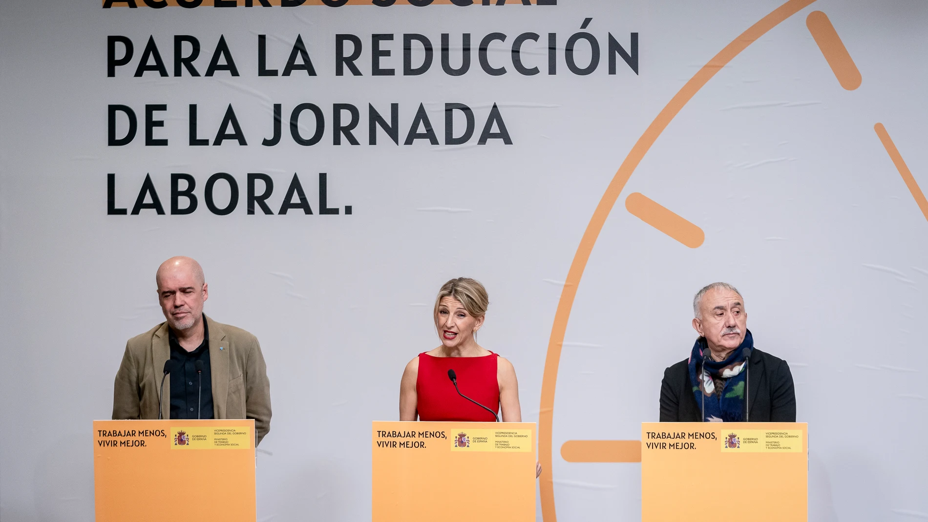 (I-D) El secretario general de CCOO, Unai Sordo, la vicepresidenta segunda y ministra de Trabajo y Economía Social, Yolanda Díaz, y el secretario general de UGT, Pepe Álvarez, ofrecen una rueda de prensa tras la firma del acuerdo para la reducción de la jornada laboral, en el Ministerio de Trabajo y Economía Social, a 20 de diciembre de 2024, en Madrid (España). La ministra ha firmado con CCOO y UGT el acuerdo para la reducción de la jornada laboral hasta las 37,5 horas semanales, sin merma s...