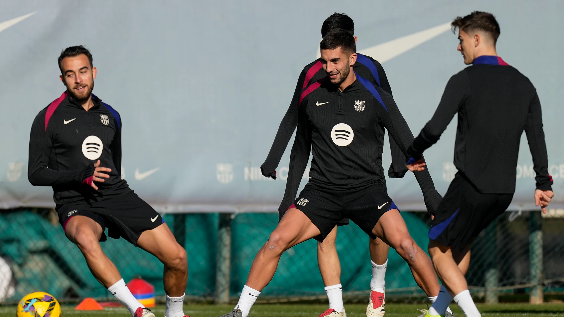 GRAFCAT2174. SANT JOAN DESPÍ (BARCELONA), 20/12/2024.- Los jugadores del FC Barcelona Éric García (i), Ferran Martínez (c) y Pablo Gavira "Gavi" durante el entrenamiento que el equipo azulgrana ha realizado este viernes en la ciudad deportiva Joan Gamper para preparar el partido de LaLiga que mañana disputarán ante el Atlético de Madrid. EFE/Enric Fontcuberta
