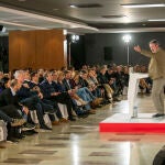El secretario general del PSOE andaluz, Juan Espadas, en el Comité Director, con el adjunto a Santos Cerdán, Juanfran Serrano (3i) presente 