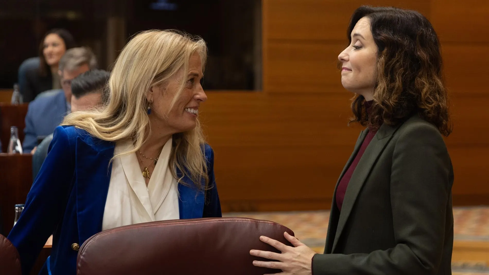 Ayuso ve a Sánchez "acorralado por corrupción" y le acusa de "destrozar la democracia": "Es una vergüenza para España"