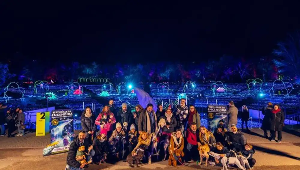 Alejandra Botto, Embajadora de Perrotón España, posa junto a amigos y mascotas, Patricia Betancort, en el Parque Enrique Tierno Galván de Madrid