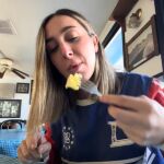 Cris desayunando en un bar de carretera