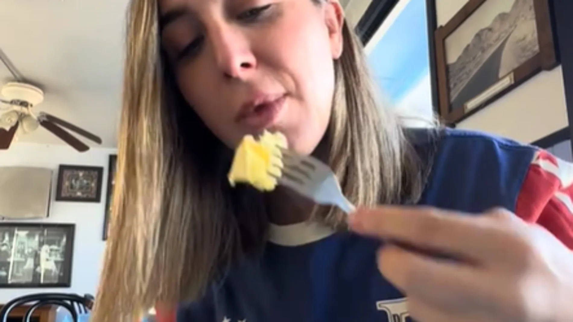 Cris desayunando en un bar de carretera