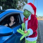 'Grinch' ofrece ¿multa o cebolla? a conductores infractores en los Cayos de Florida