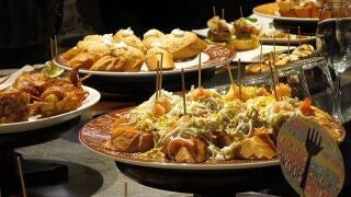 Varias tapas emplatadas en en una barra