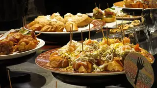 Varias tapas emplatadas en en una barra Varias tapas emplatadas en en una barra