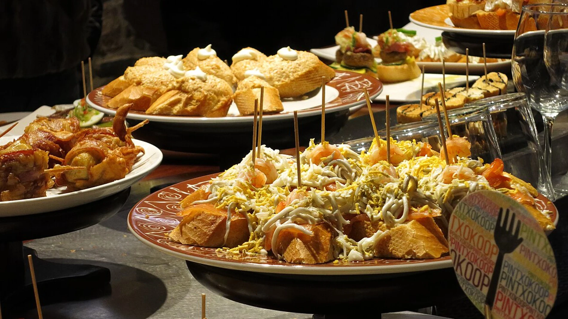 Varias tapas emplatadas en en una barra
