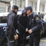El detenido, durante su traslado. 