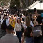 Decenas de personas caminan por el centro de una ciudad española