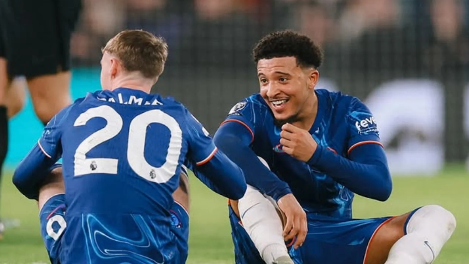 Cole Palmer y Jadon Sancho en el césped de Stamford Bridge durante un partido de Premier League de la presente temporada
