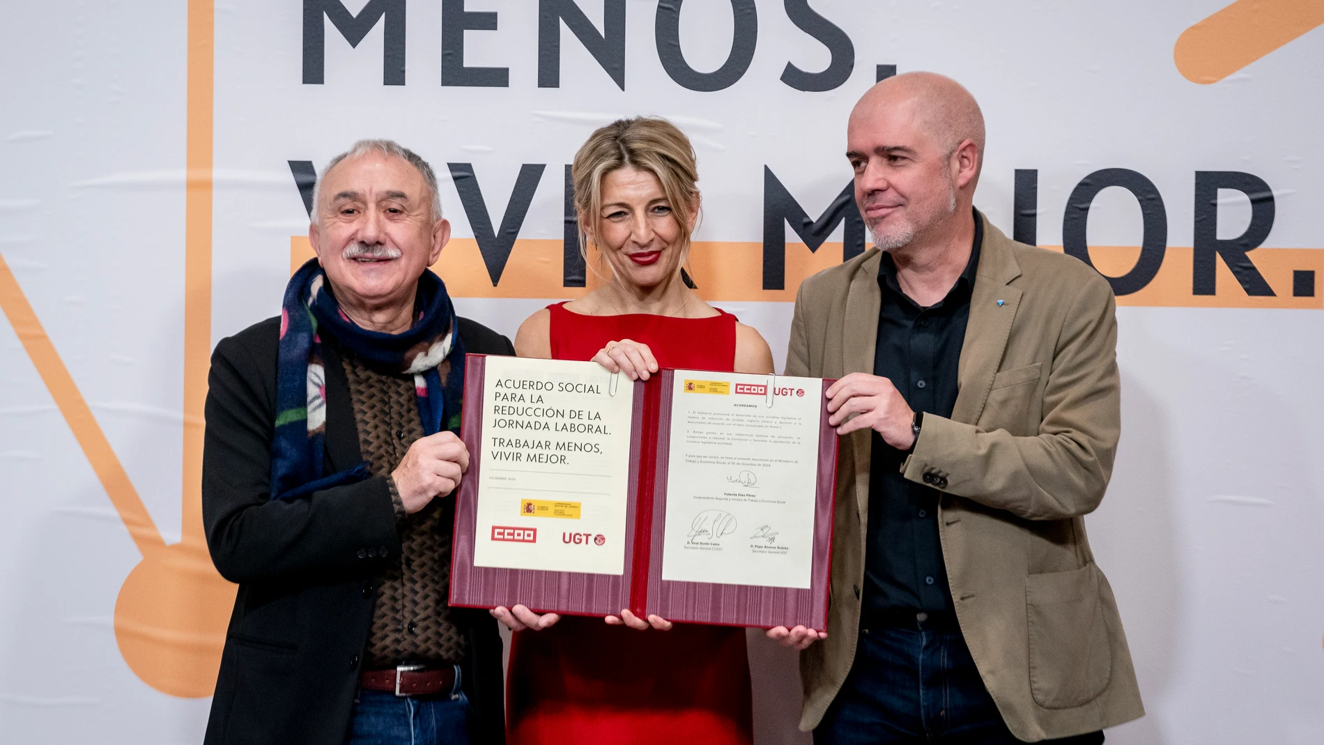 (I-D) El secretario general de UGT, Pepe Álvarez, la vicepresidenta segunda y ministra de Trabajo y Economía Social, Yolanda Díaz, y el secretario general de CCOO, Unai Sordo, posan tras la firma del acuerdo para la reducción de la jornada laboral, en el Ministerio de Trabajo y Economía Social, a 20 de diciembre de 2024, en Madrid (España). La ministra ha firmado con CCOO y UGT el acuerdo para la reducción de la jornada laboral hasta las 37,5 horas semanales, sin merma salarial, poniendo fin ...